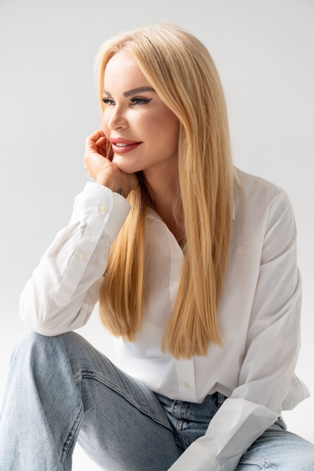 Farkas Linda Lianna mosolyogva, fehér ingben
